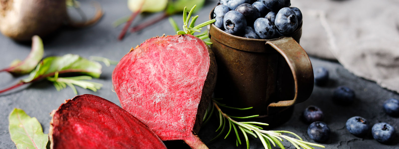 Frisches Obst und Gemüse auf einem Tisch