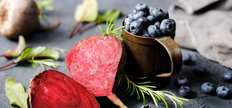 Frisches Obst und Gemüse auf einem Tisch